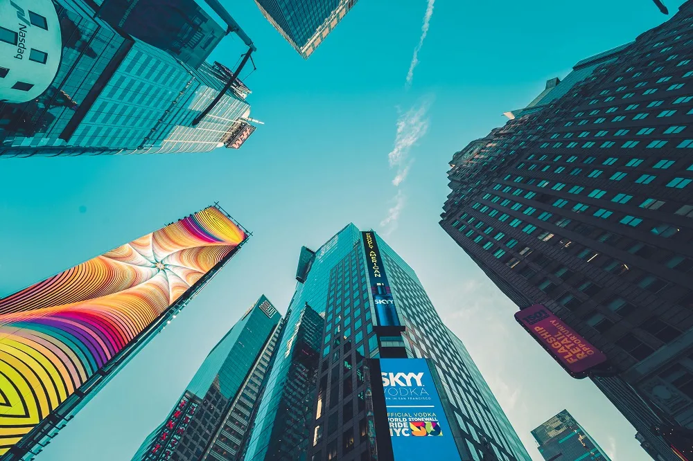Programmatic vs Traditional DOOH