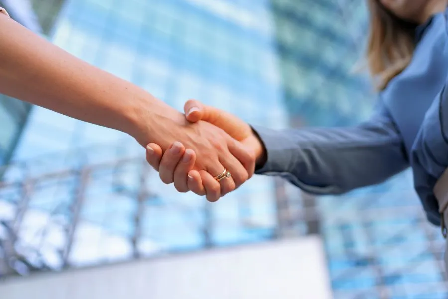 Build Lasting Advertiser Trust Through Real-time DOOH Transparency
