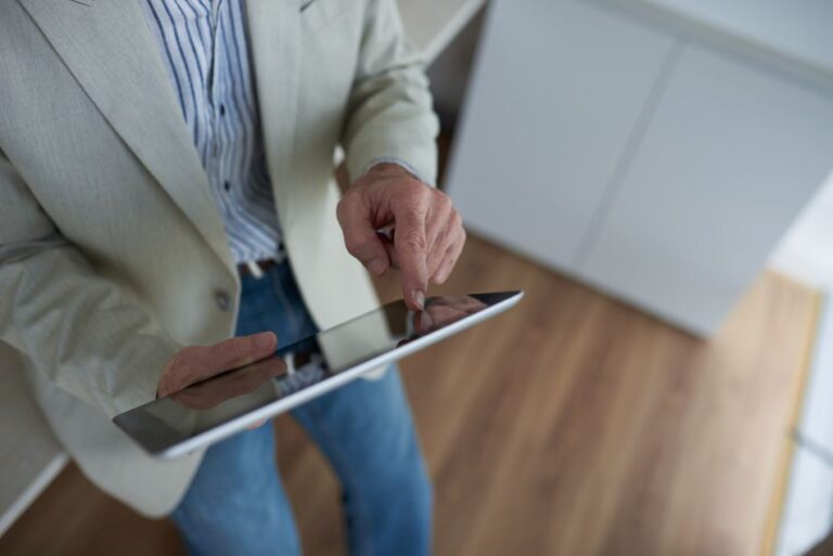 Advertiser accessing campaign information independently through a transparent reporting platform with full visibility and control